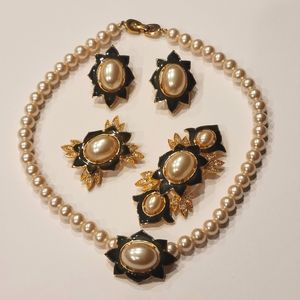 Richelieu Green and Pearl Floral Set